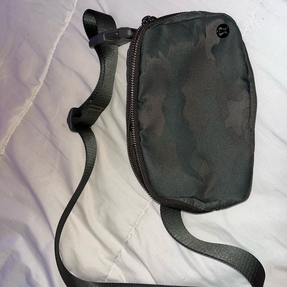 Lululemon everywhere crossbody bag